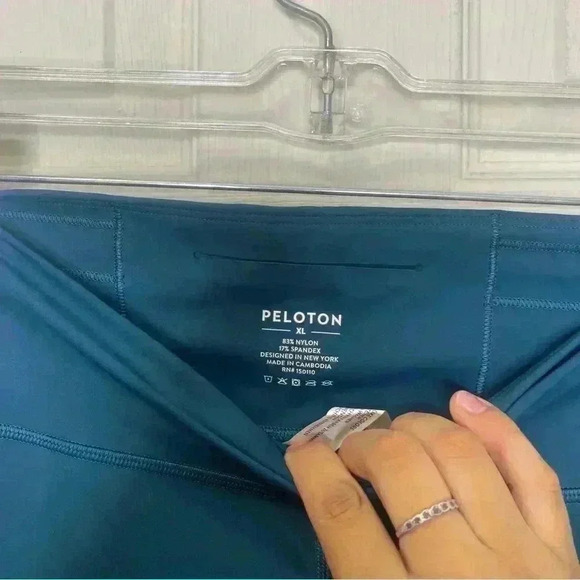Peloton Women's Teal Blue Essential
Capri Workout Leggings Size XL - Picture 3 of 7